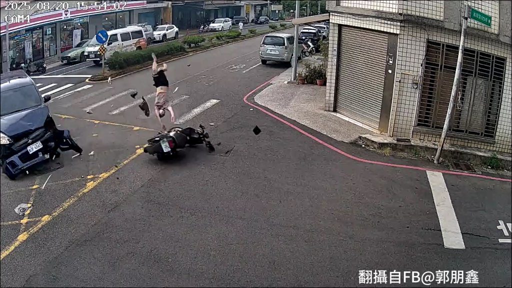 竹市高翠路口無號誌釀車禍　直行騎士撞左轉車騰空翻轉360度慘摔