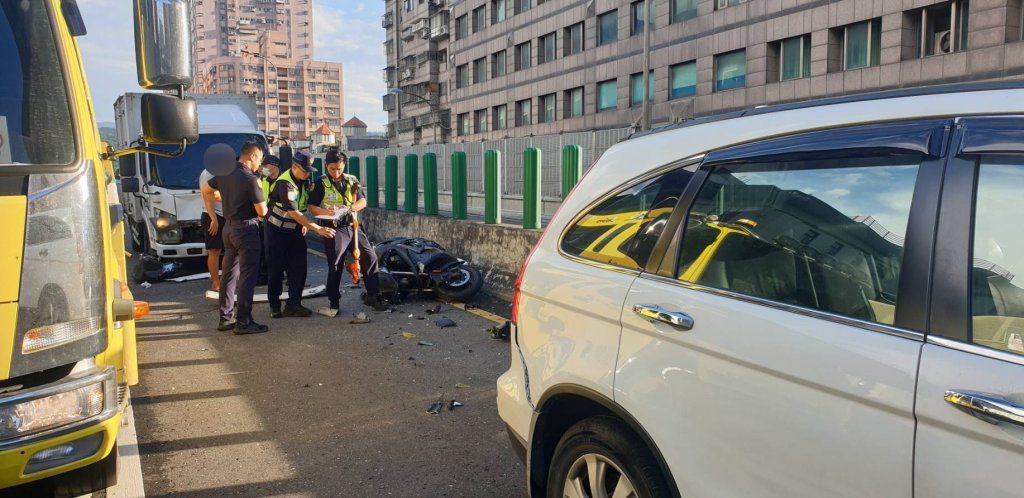 台64線OHCA車禍！　大型重機遭追撞再追撞前車騎士送醫急救