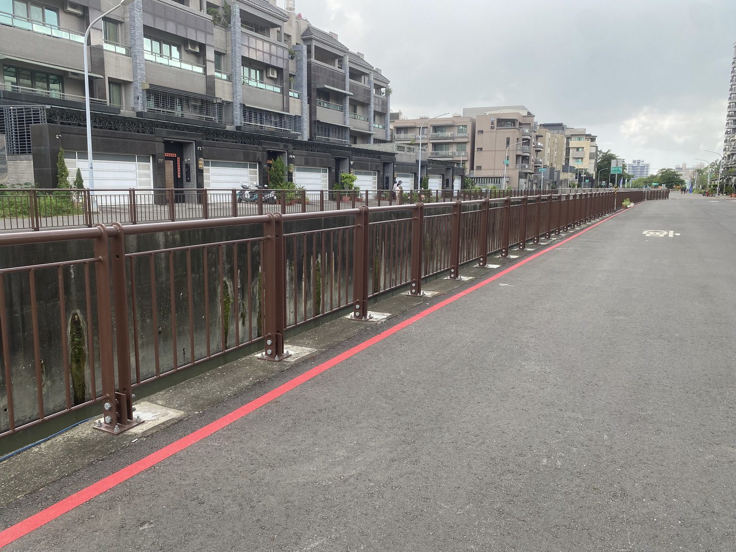 高市鳳山區山仔頂排水護欄加高換新 安全與美感同步提升