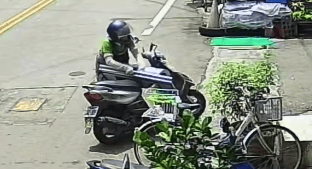 全都錄!東勢牙醫診所冷氣清洗零件曬乾 婦人全搬上機車載走 全都錄!東勢牙醫診所冷氣清洗零件曬乾 婦人全搬上機車載走