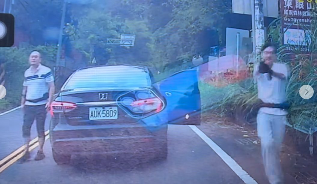 桃園警攔車拔槍擺烏龍惹眾怒！網友：在美國要賠好幾百萬和解