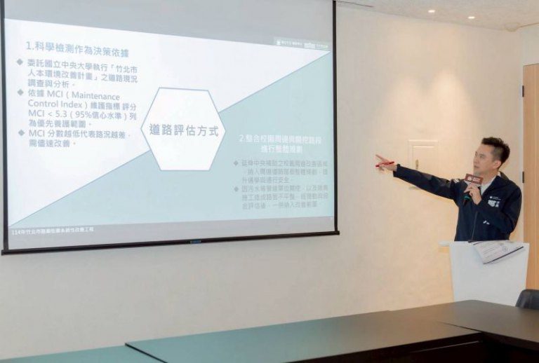 痛定思痛!鄭朝方1.6億改善路面鎖定重災區 以民眾安全優先無以等待上級污水工程與中央補助 痛定思痛!鄭朝方1.6億改善路面鎖定重災區 以民眾安全優先無以等待上級污水工程與中央補助