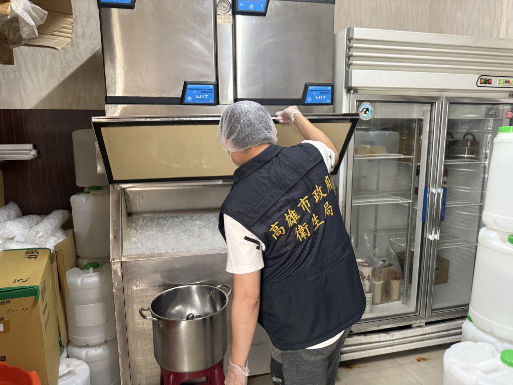 蟑螂爬過早餐櫥窗！「興隆居」分店衛生危機　衛生局稽查「驚見蟑螂」立即開罰