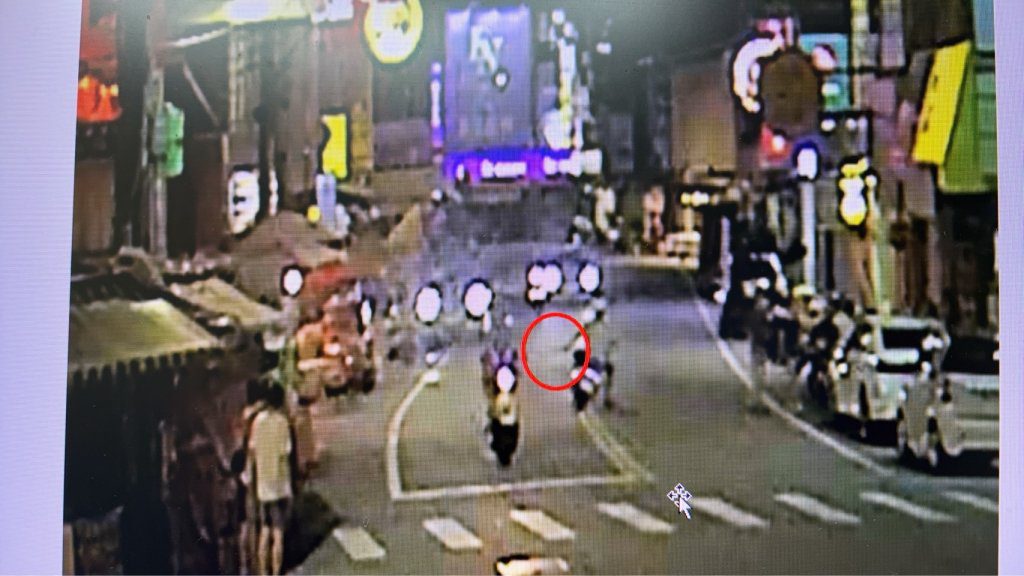 夜市驚魂！男子持刀邊騎車邊揮舞　大甲警火速逮人