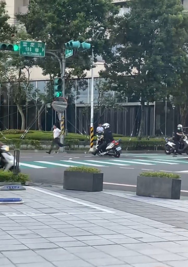 街頭鬼抓人?印尼籍移工副駕跳車逃逸 八德警迅速圍捕