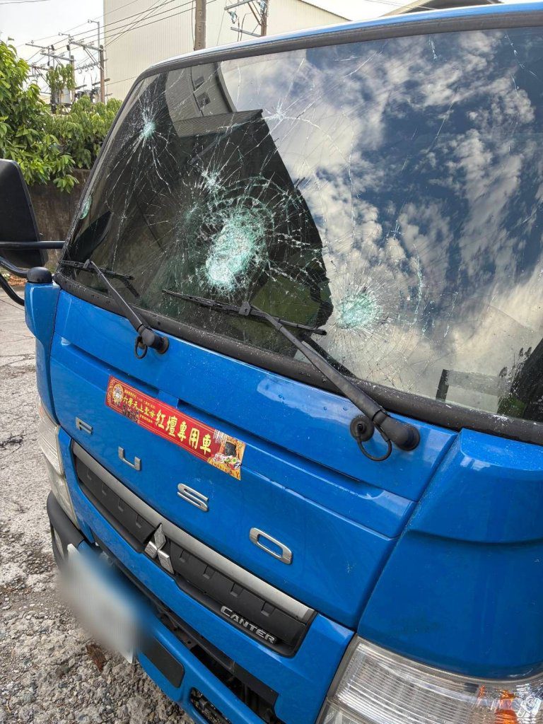 酒後情緒失控手持利器!八德街頭驚魂一幕 警方迅速壓制逮人 酒後情緒失控手持利器!八德街頭驚魂一幕 警方迅速壓制逮人