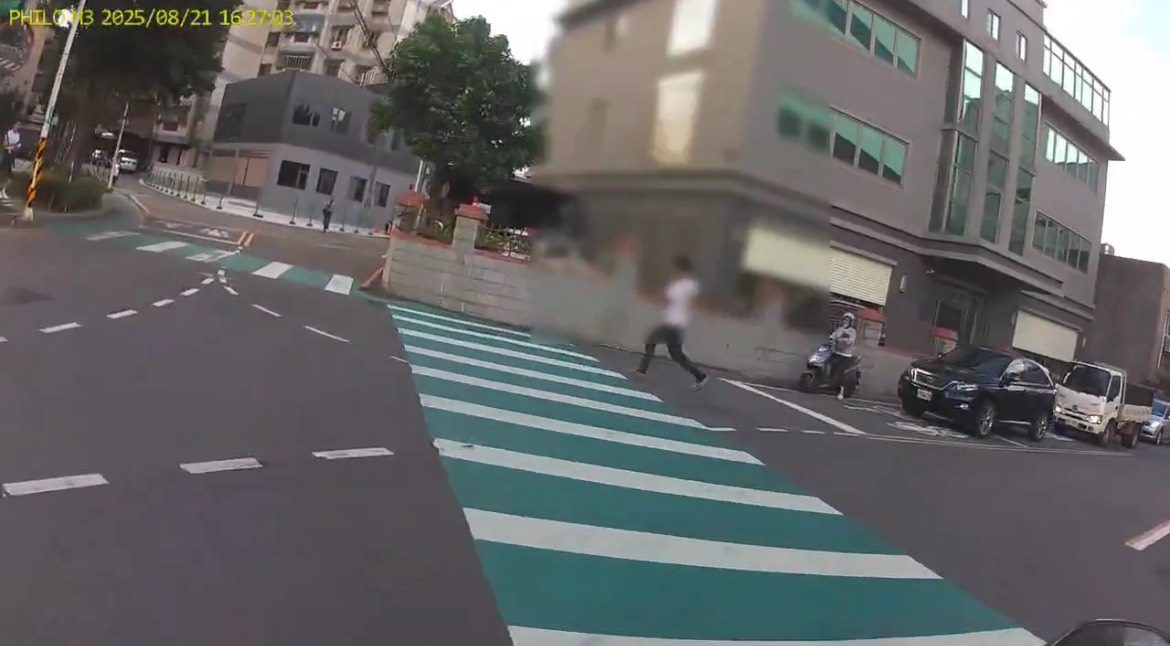 【有片】失聯移工遇警攔查突跳車 街頭亂跑掙扎仍遭逮 【有片】失聯移工遇警攔查突跳車 街頭亂跑掙扎仍遭逮