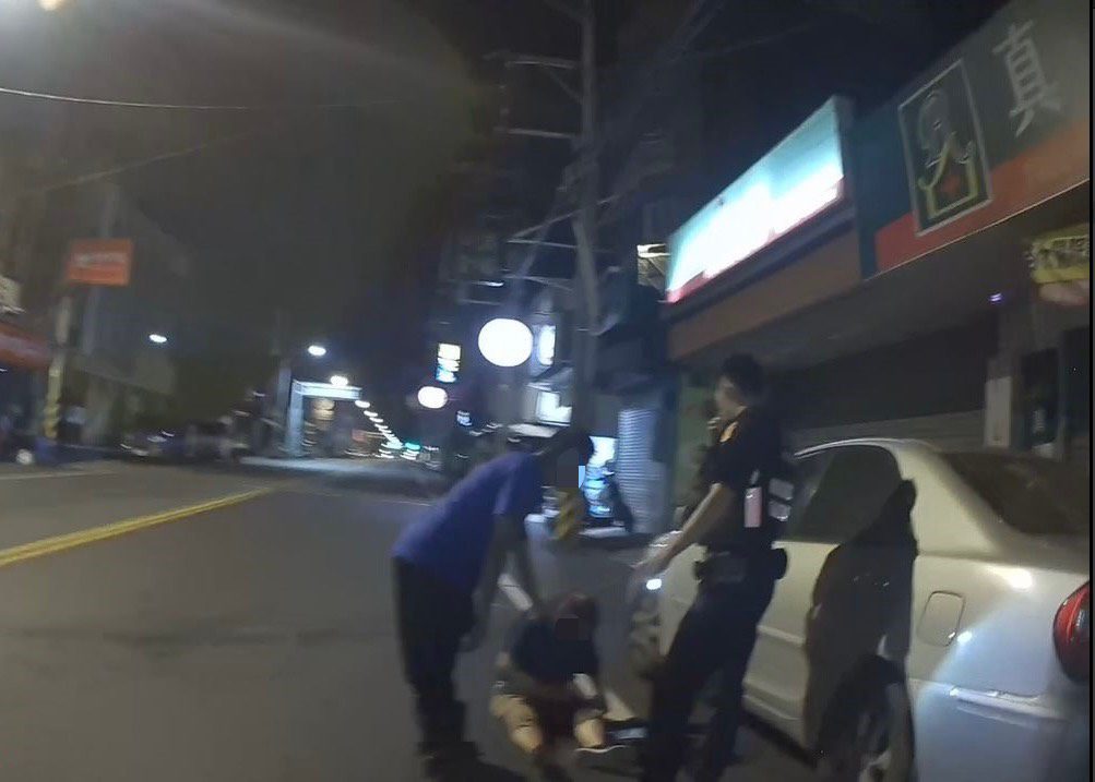 楊梅失智婦凌晨外出跌坐路旁 警暖心「徒步」幫找家人助團圓 楊梅失智婦凌晨外出跌坐路旁 警暖心「徒步」幫找家人助團圓