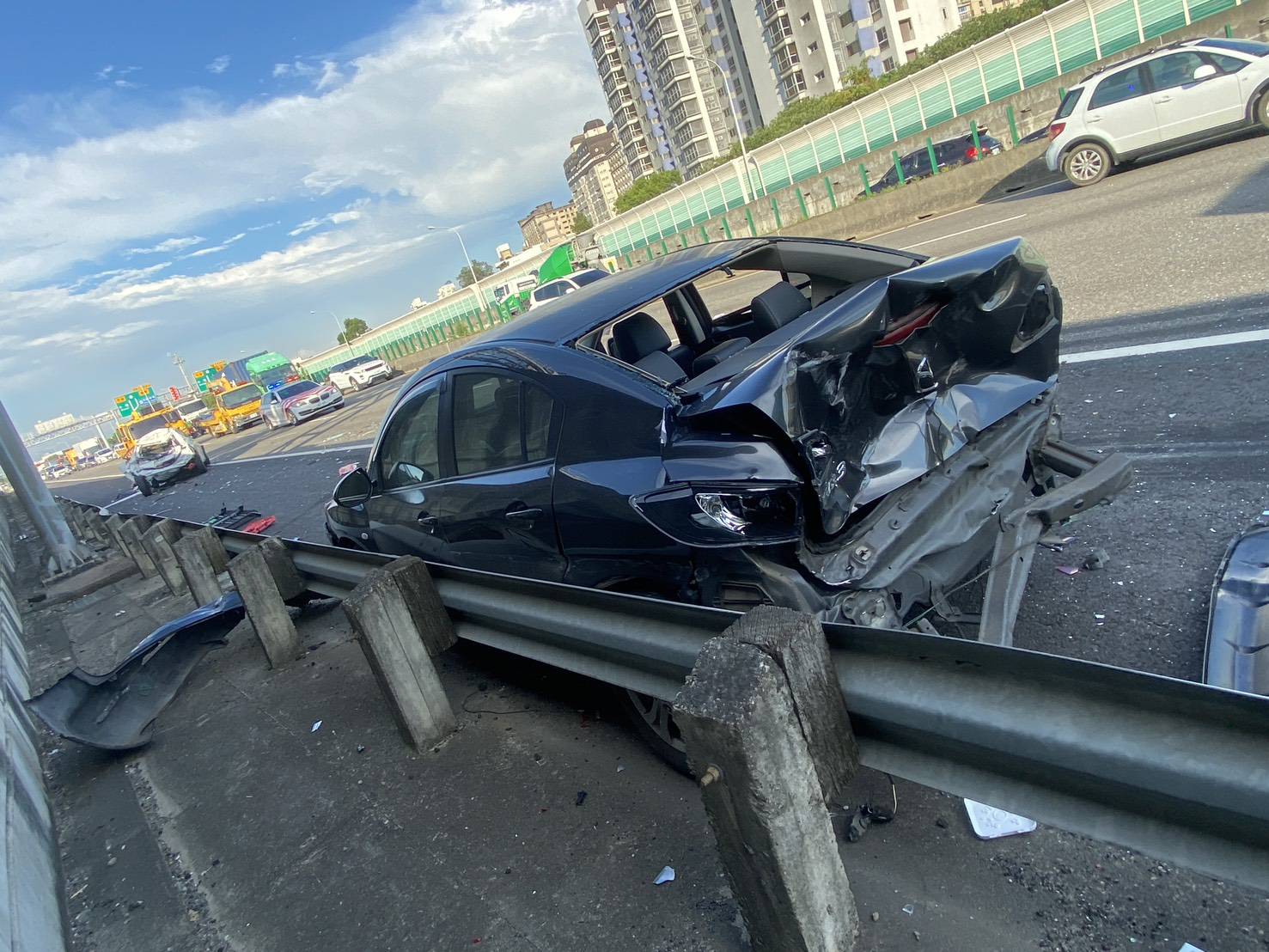 【有片】國1中壢段大貨車恍神釀禍!3小客車遭撞成廢鐵 【有片】國1中壢段大貨車恍神釀禍!3小客車遭撞成廢鐵