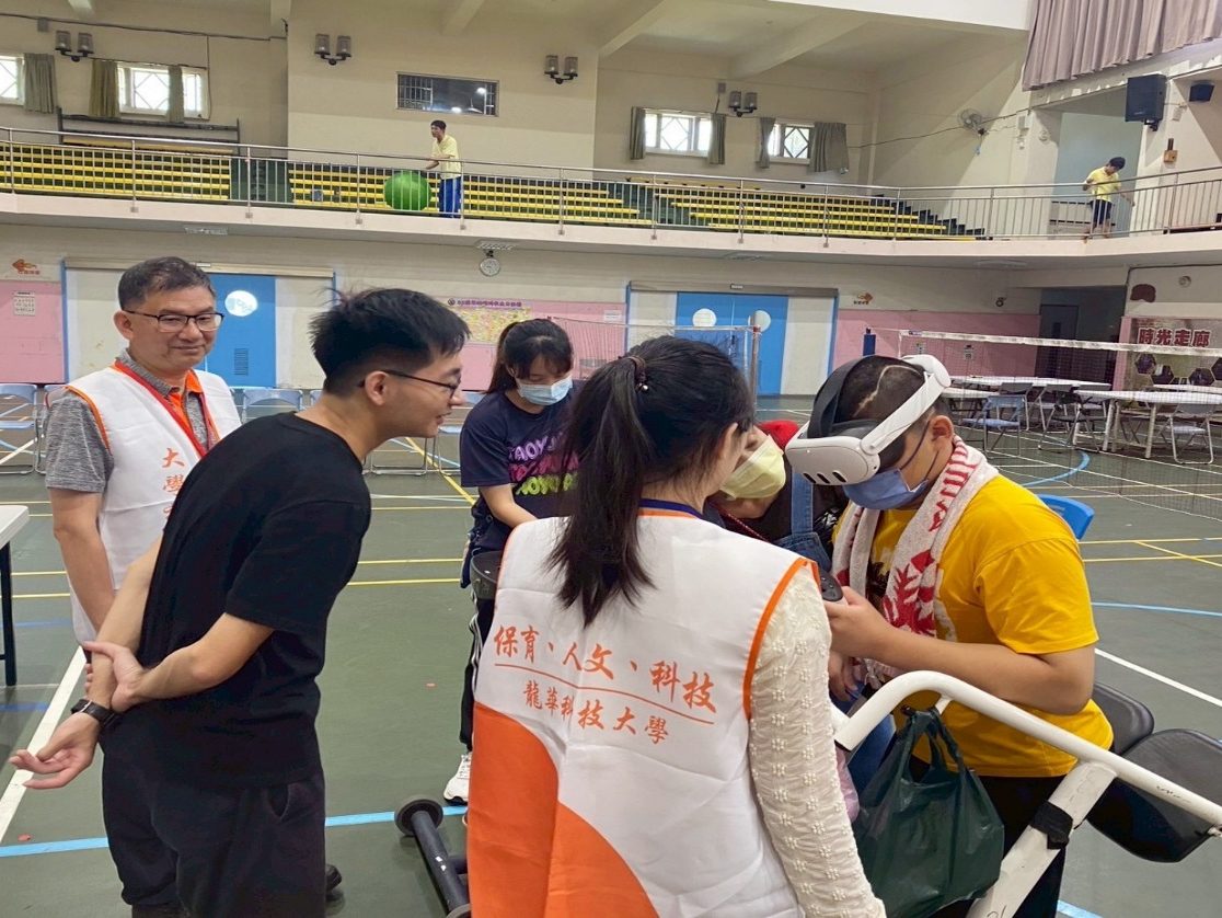 龍華科大學子前進桃特 綠幕攝影為特教生圓環球夢 龍華科大學子前進桃特 綠幕攝影為特教生圓環球夢