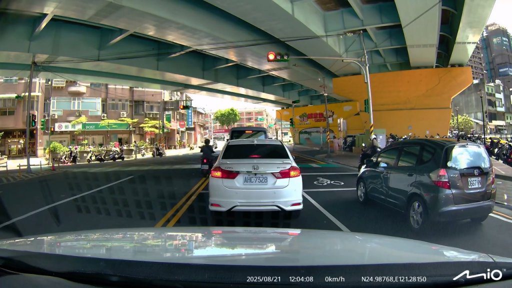 影／桃園騎士逆向闖紅燈！過馬路女童慘被撞飛　網友怒：直接檢舉　　