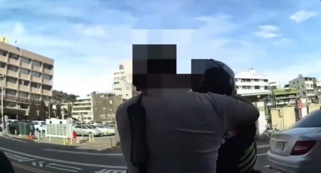 高雄騎士闖紅燈遭攔 竟暴怒罵警「犯賤」還拉扯對方 遭判刑四個月