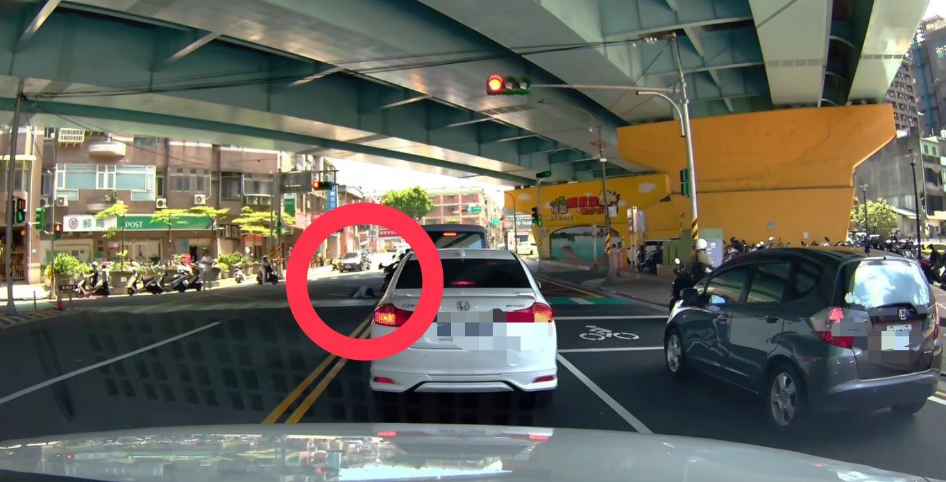 【有片】騎士逆向闖紅燈撞上過馬路女童 網友怒轟太離譜 【有片】騎士逆向闖紅燈撞上過馬路女童 網友怒轟太離譜