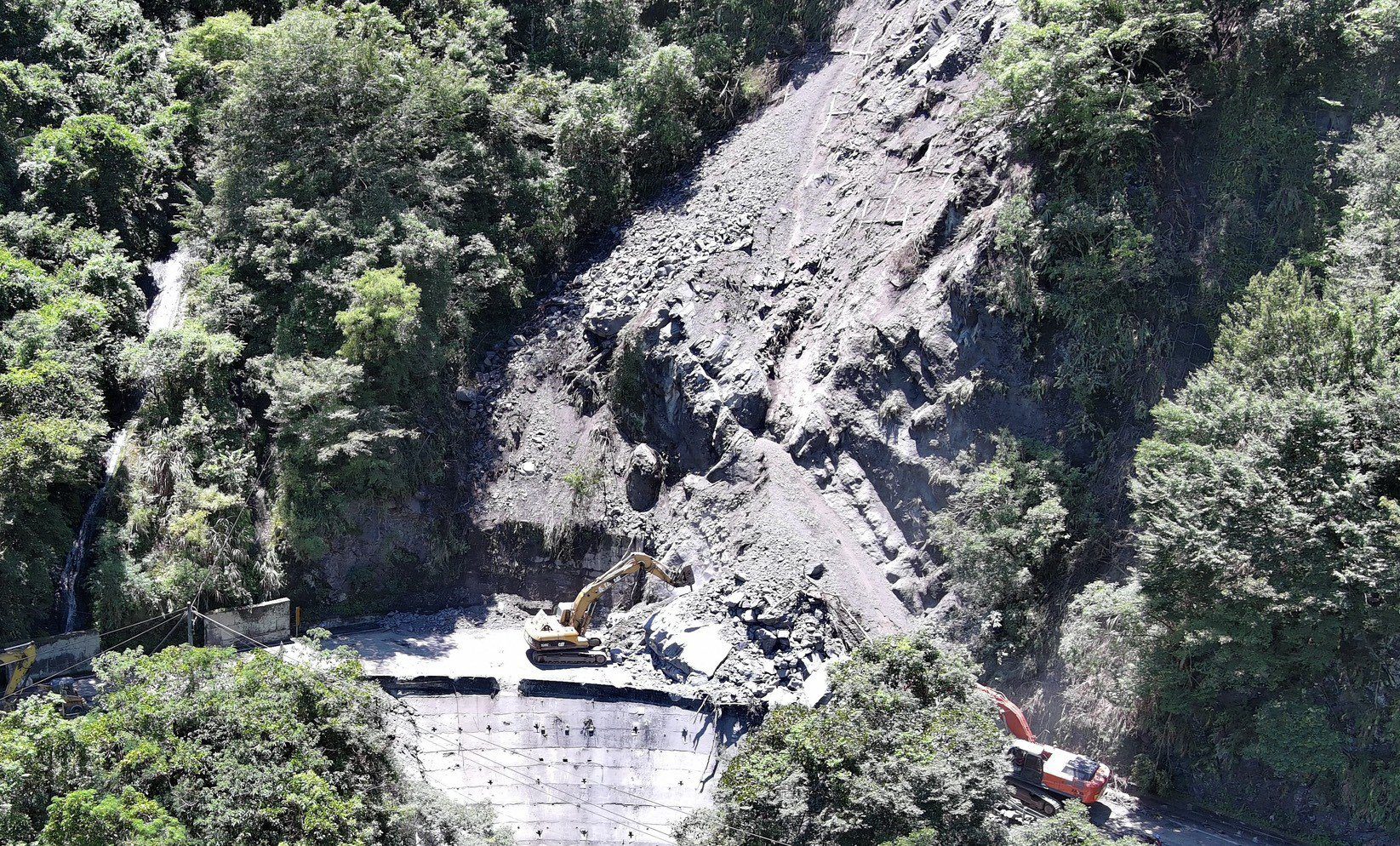台7桃園復興榮華橋段落石硬過頭!搶通作業再度延後至這時 台7桃園復興榮華橋段落石硬過頭!搶通作業再度延後至這時