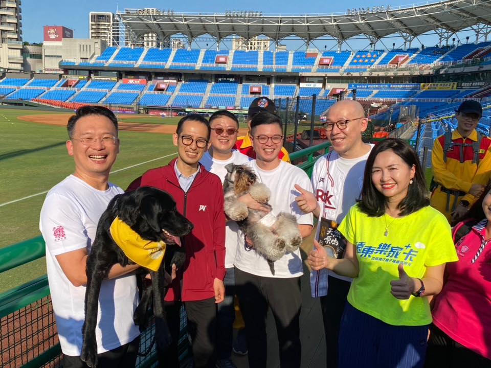 桃園樂天棒球場寵物友善專區啟用!設降噪、降溫設施提升毛孩舒適度 桃園樂天棒球場寵物友善專區啟用!設降噪、降溫設施提升毛孩舒適度