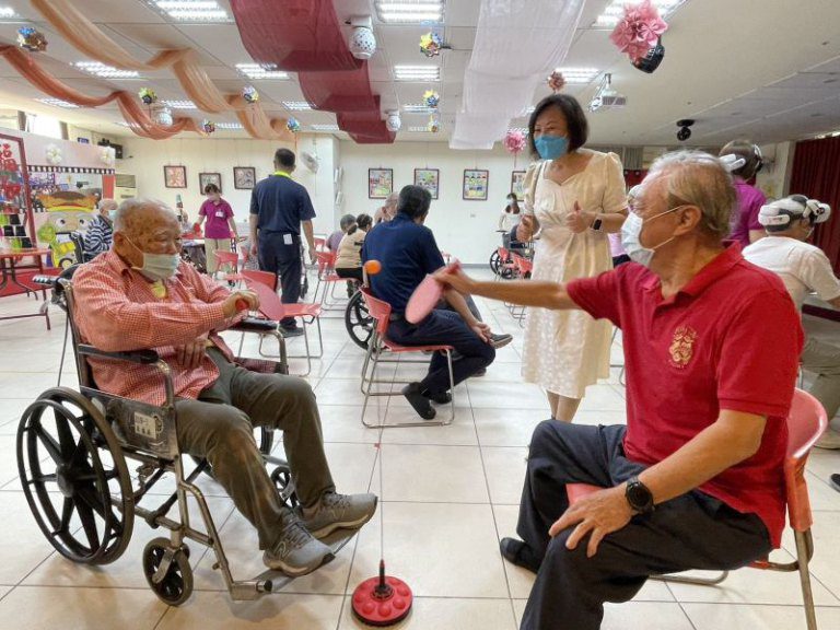 善緣關懷新竹榮家　與壽星住民體驗智慧科技之樂