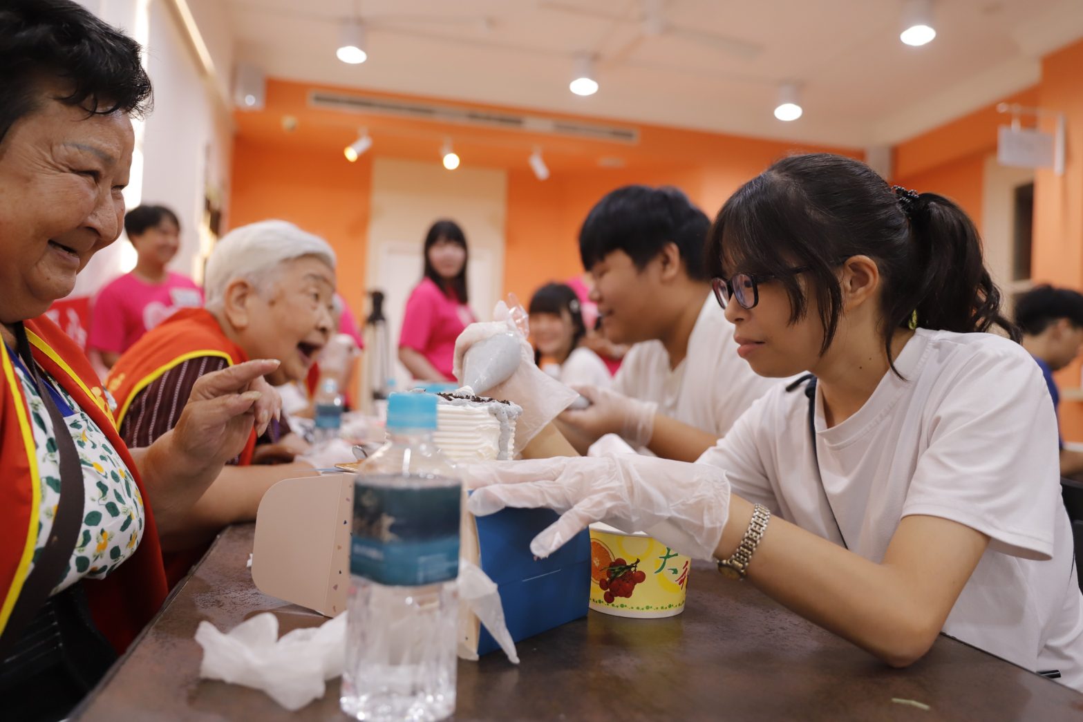 華山基金會攜手培力園慶祝祖父母節 少年「愛流目油」逗樂阿嬤破涕為笑 華山基金會攜手培力園慶祝祖父母節 少年「愛流目油」逗樂阿嬤破涕為笑