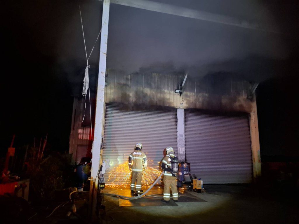 快訊/官田鐵皮工廠深夜大火!濃煙狂竄 消防破門射水 快訊/官田鐵皮工廠深夜大火!濃煙狂竄 消防破門射水