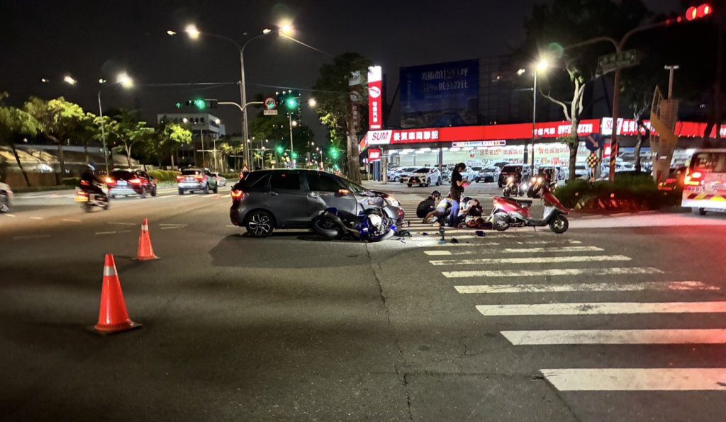 路口驚魂！高雄轎車左轉撞機車　3人緊急送醫