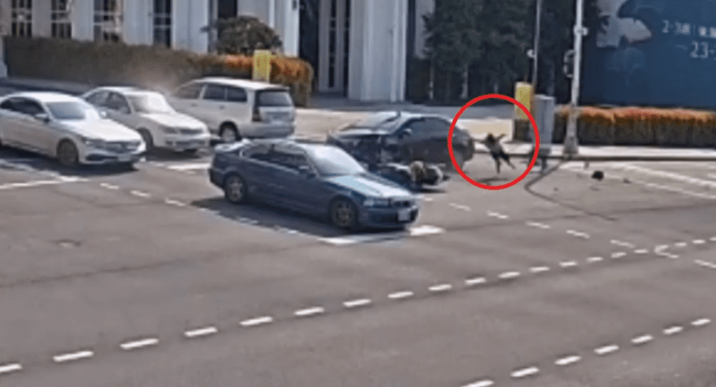 台中死亡車禍撞擊畫面曝光! 28歲機車騎士被闖紅燈自小車撞飛傷重不治 台中死亡車禍撞擊畫面曝光! 28歲機車騎士被闖紅燈自小車撞飛傷重不治
