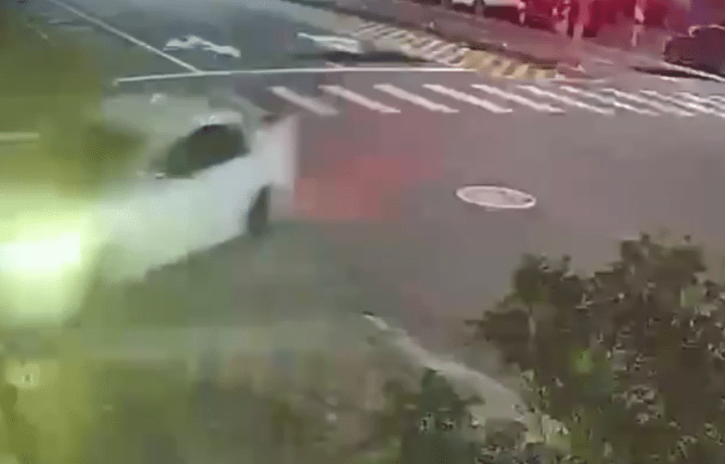 撞擊畫面曝光! 台東自小客車撞騎樓柱子兩人受傷 撞擊畫面曝光! 台東自小客車撞騎樓柱子兩人受傷