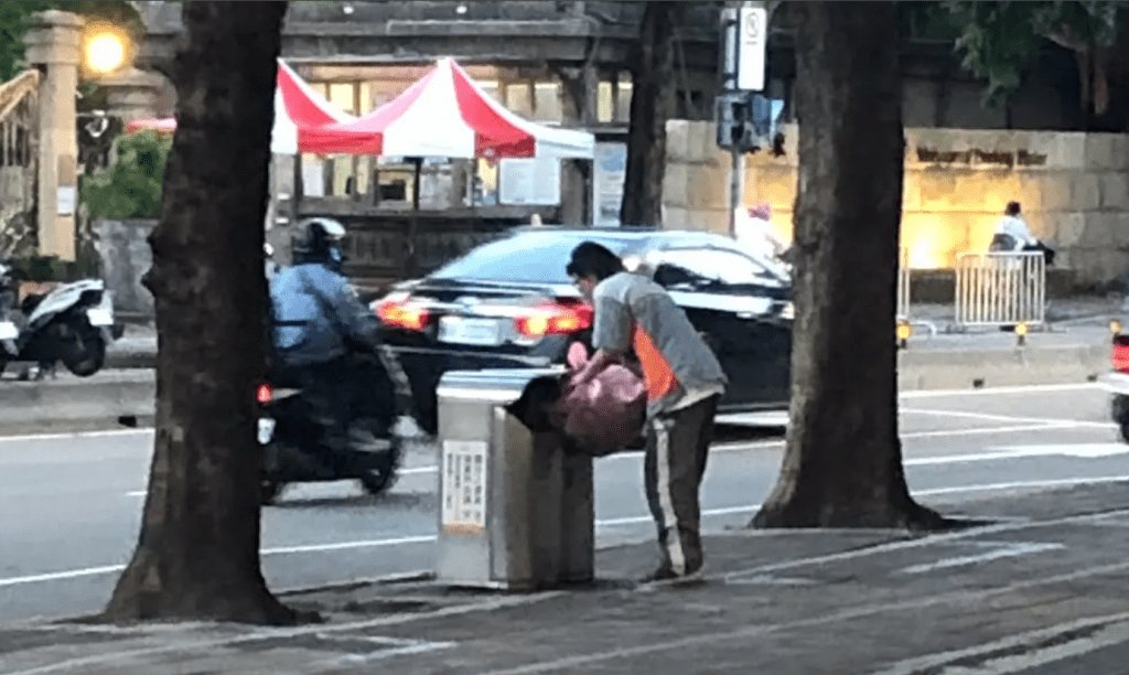 爆料／小七示範門市把公共垃圾桶當自家用？ 店員疑貪圖方便違規棄置大量商業廢棄物