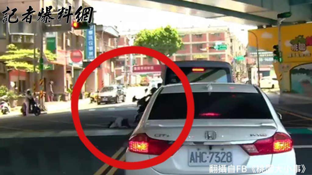 桃園騎士跨雙黃線逆向闖紅燈撞飛女童 警方將依影片逕行舉發 桃園騎士跨雙黃線逆向闖紅燈撞飛女童 警方將依影片逕行舉發