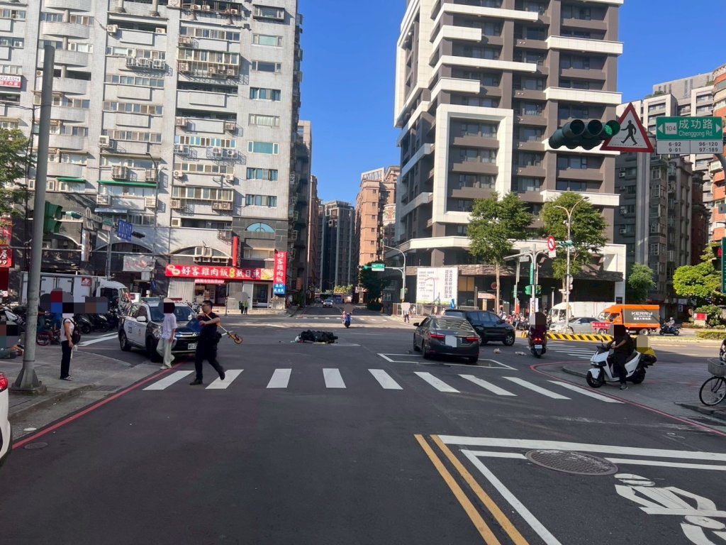 好衰!三重騎士正常綠燈起步 遭搶快闖紅燈機車狠撞 好衰!三重騎士正常綠燈起步 遭搶快闖紅燈機車狠撞