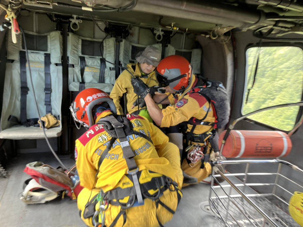 黑鷹直升機出動!中雪山山難救援 62歲山友骨折胸痛獲救送醫 黑鷹直升機出動!中雪山山難救援 62歲山友骨折胸痛獲救送醫