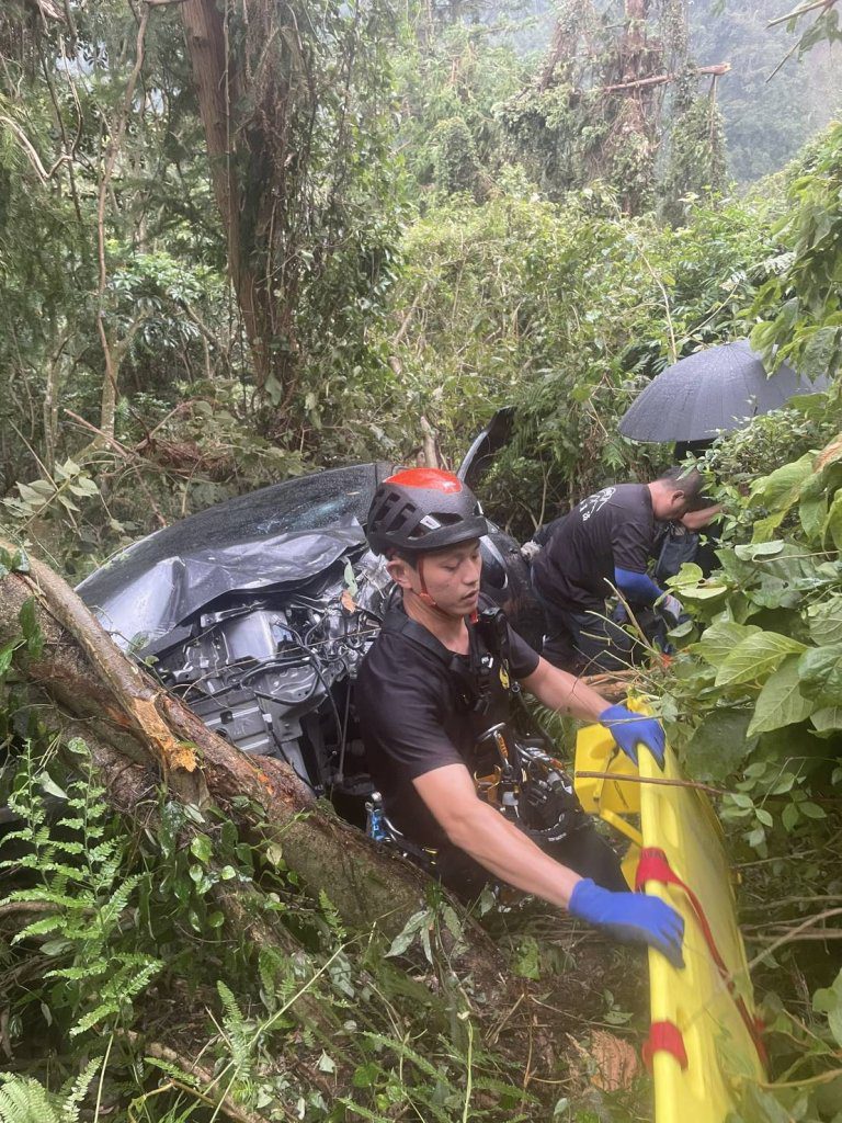 南投信義鄉台21線自小客車墜落100米山谷! 消防隊員救起車內4人送醫 南投信義鄉台21線自小客車墜落100米山谷! 消防隊員救起車內4人送醫
