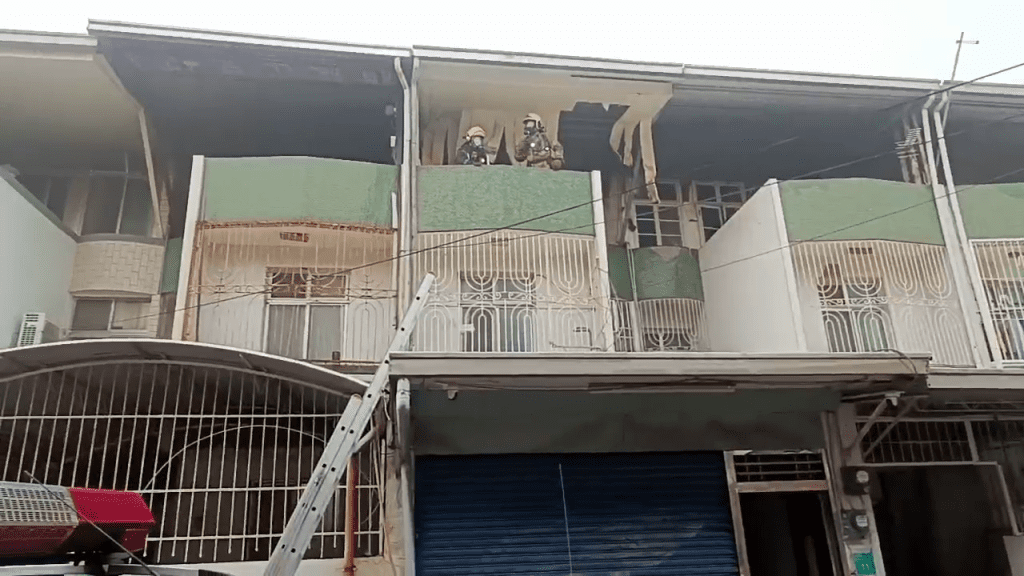 台南永康「鐵皮加蓋」民宅起火!濃煙狂竄 消防急射水 台南永康「鐵皮加蓋」民宅起火!濃煙狂竄 消防急射水