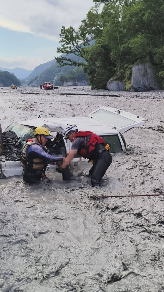 駕吉普車闖萬大溪溯溪溺斃！　消防隊員激流中尋獲遺體