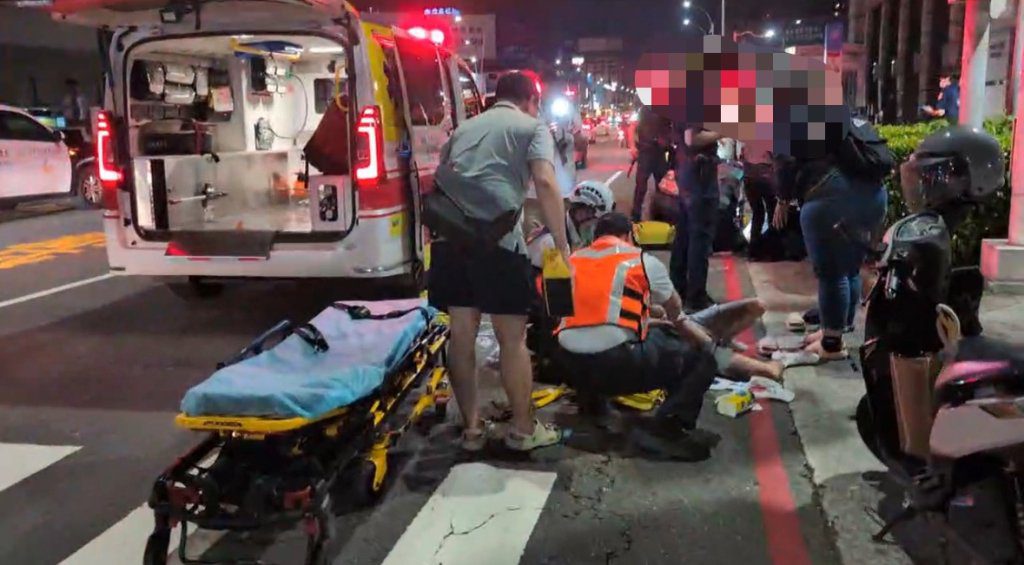 驚悚！高雄行人成「保齡球」遭擊倒 血染柏油路3傷