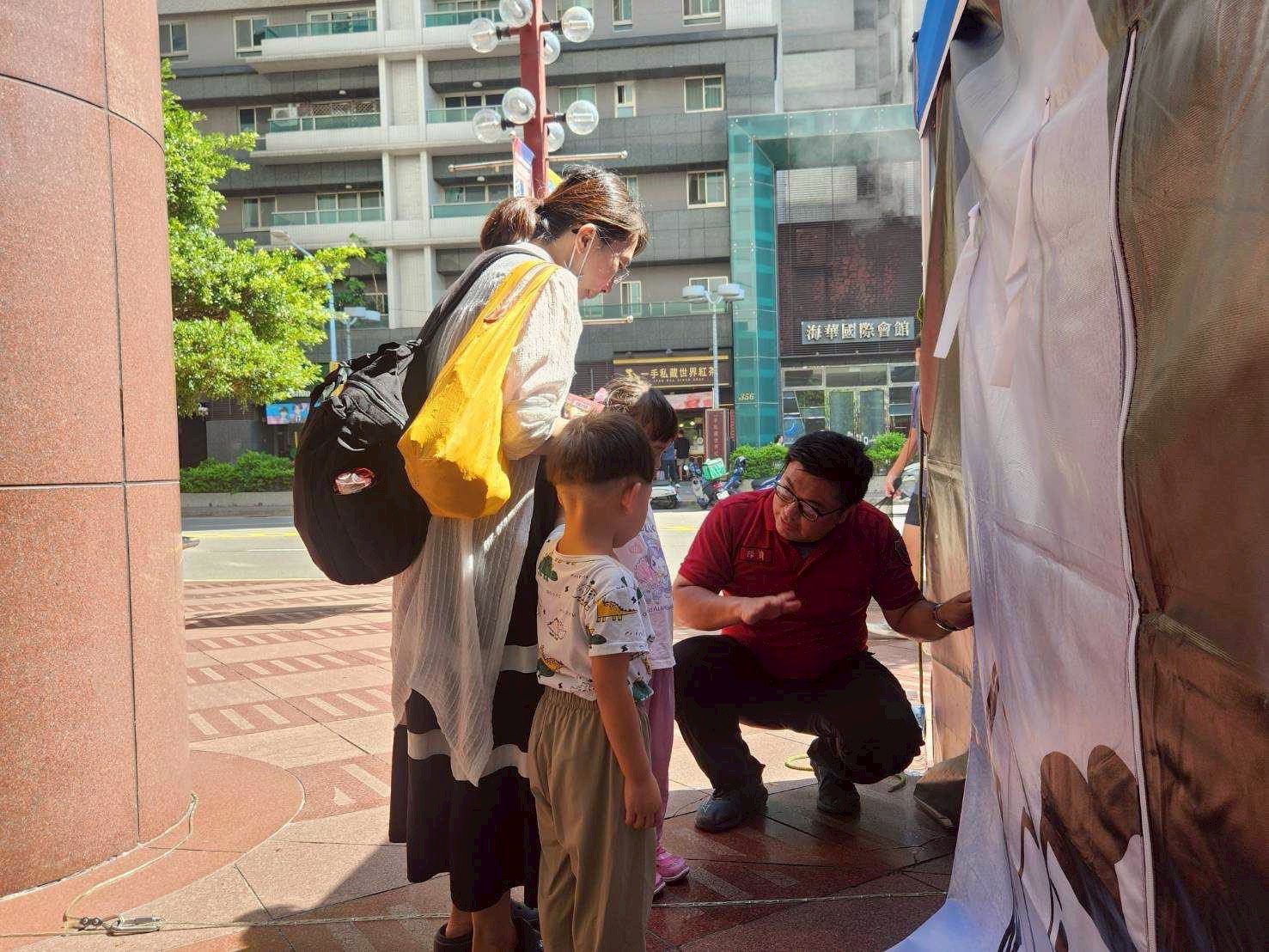 中壢SOGO變身防災教室 桃消興國分隊帶孩童體驗地震車、濃煙室寓教於樂 中壢SOGO變身防災教室 桃消興國分隊帶孩童體驗地震車、濃煙室寓教於樂