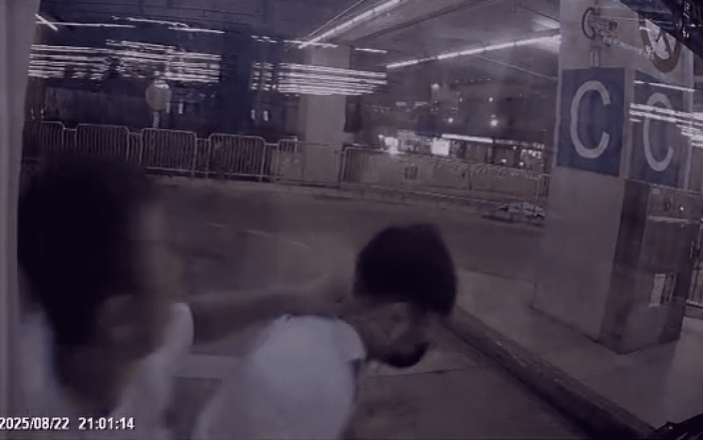 影/台中男騎士爆走!拿安全帽砸統聯客運司機「連續出拳追打」 網友看影片怒:殺人未遂了吧 影/台中男騎士爆走!拿安全帽砸統聯客運司機「連續出拳追打」 網友看影片怒:殺人未遂了吧