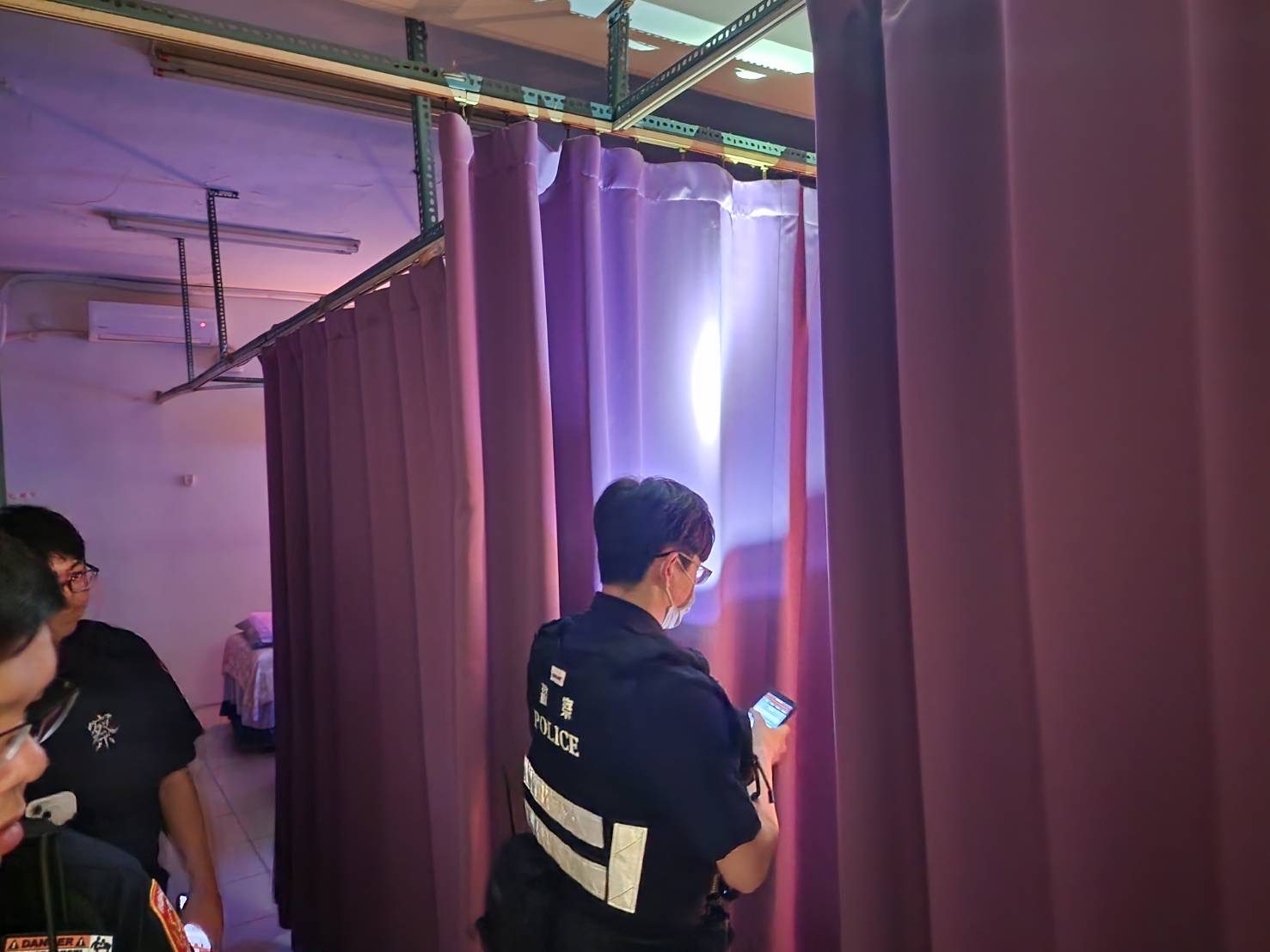 龜山警喬裝臥底突擊按摩館 泰籍女開口喊「要不要全套」當場栽了 龜山警喬裝臥底突擊按摩館 泰籍女開口喊「要不要全套」當場栽了