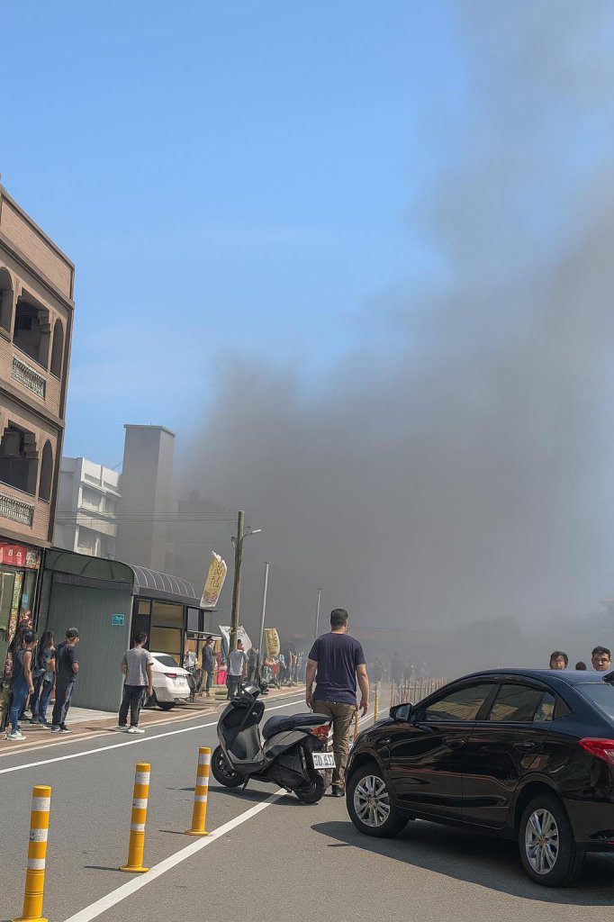 竹圍漁港直銷中心火警 2樓餐廳竄黑煙遊客急逃 竹圍漁港直銷中心火警 2樓餐廳竄黑煙遊客急逃