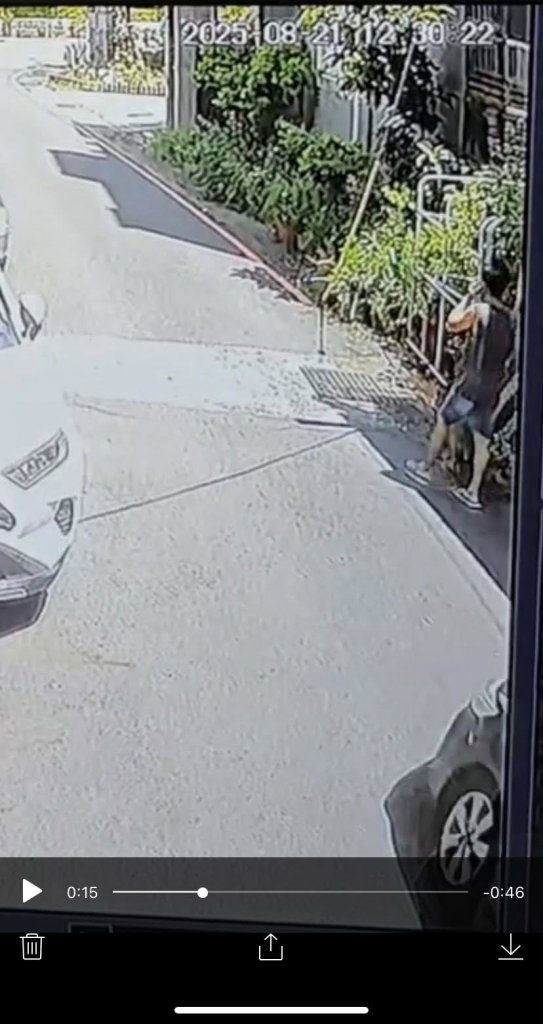 男子走路遭轎車直撞　駕駛還倒車？網友怒喊：根本蓄意傷害