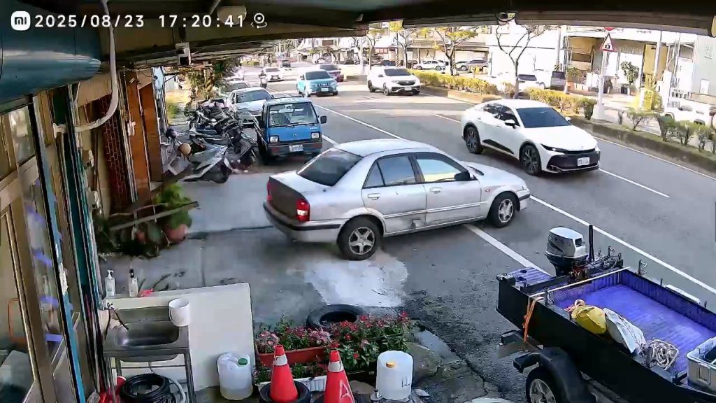 影/高齡駕駛車禍!85歲阿伯倒車回家撞木板 換檔爆衝逆向撞車 影/高齡駕駛車禍!85歲阿伯倒車回家撞木板 換檔爆衝逆向撞車