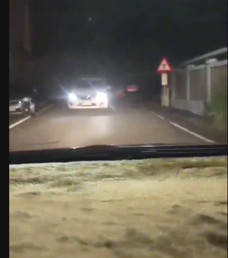 深夜街頭驚險！男子開車衝撞財務糾紛　波及2車引爆砸車混戰