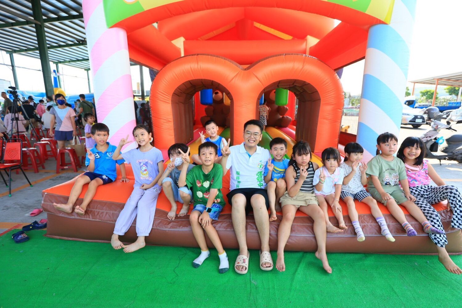 張耀中林園夜市舉辦水陸氣墊樂園現場充滿歡笑聲 允諾當選後將爭取地方特色遊戲場 張耀中林園夜市舉辦水陸氣墊樂園現場充滿歡笑聲 允諾當選後將爭取地方特色遊戲場
