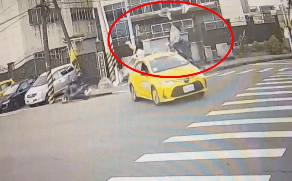 基隆19歲無照男闖紅燈　女乘客當場噴飛慘死 他竟撿東西後落跑