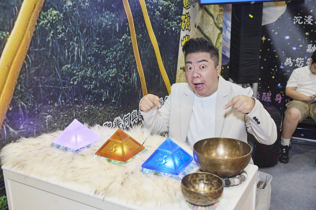 董哥受贈「這款禮物」逆風翻盤　笑說工作滿檔、數錢數到手抽筋