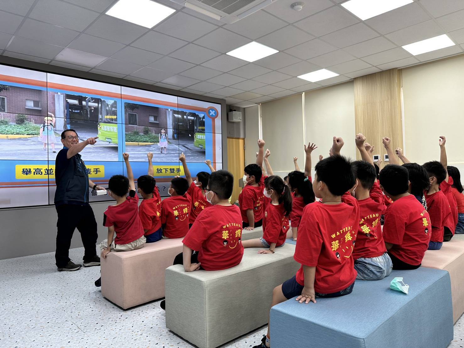 大園分局交安宣導結合虛擬實境 警專生、學童提升交通概念