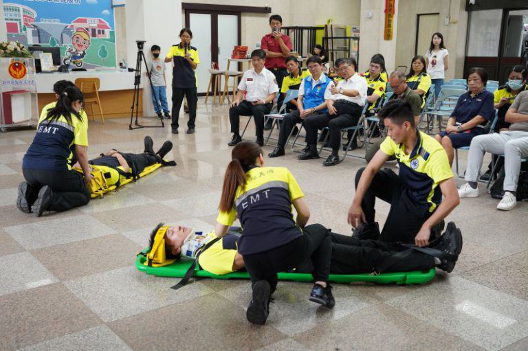 新竹縣救護車全面配置鏟式擔架　開創院前救護新紀元