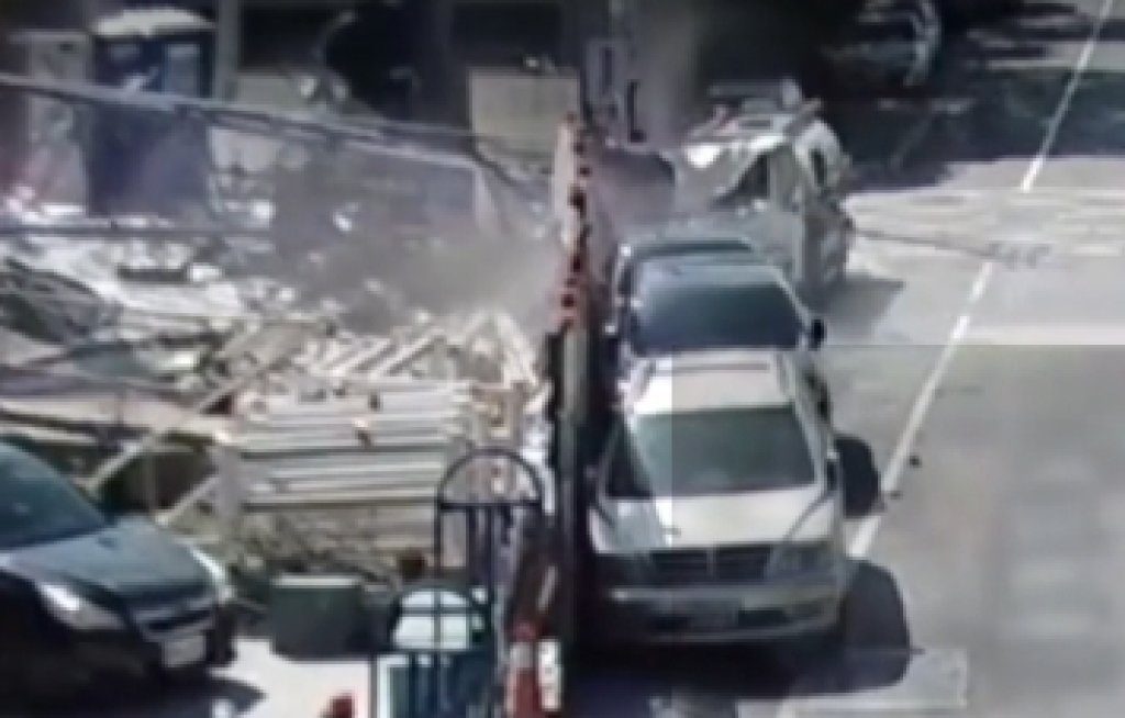 捷運五股環狀線北環段工地驚險瞬間！龐然大物「吊車」翻覆失控倒下