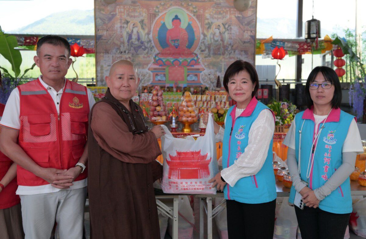 花蓮噶舉蓮花菩提苑捐平安物資游淑貞感謝佛學院送暖吉安弱勢