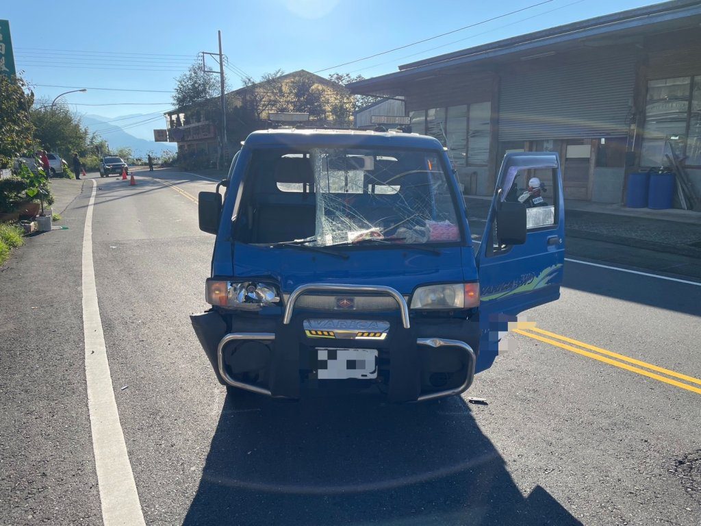 78歲老婦過台18線馬路 遭小貨車撞擊奪命 送醫亡