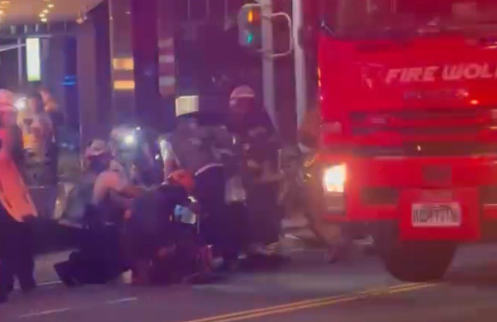 快訊／高雄嚴重車禍！自小客輾路人「當場OHCA」