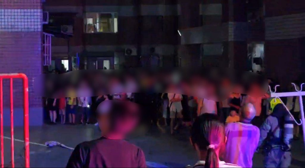快訊/驚逃!高雄大樓晚間傳火警 數十名住戶慌跑下樓 快訊/驚逃!高雄大樓晚間傳火警 數十名住戶慌跑下樓